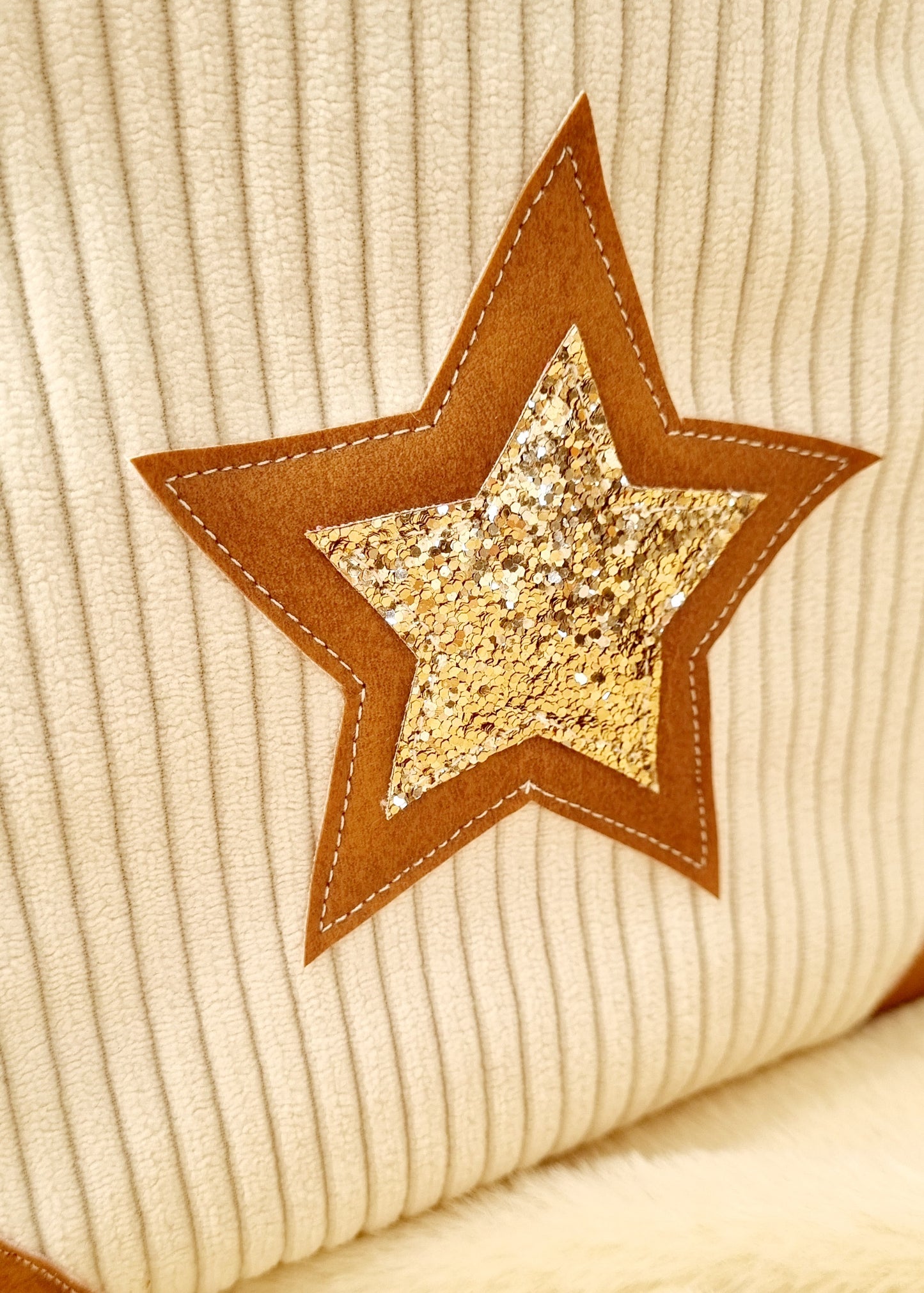 Pochette en velours côtelé beige et son étoile scintillante