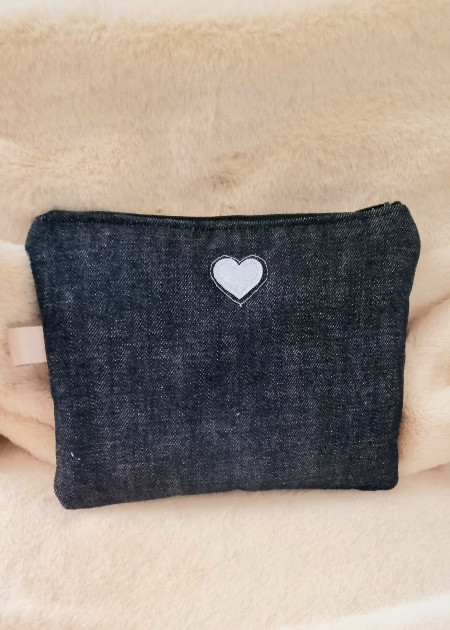 Pochette plate en jean et motifs coeurs