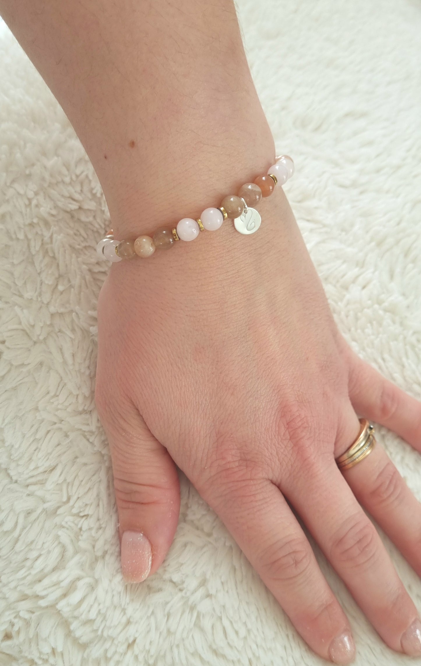 AMOUREUSE Bracelet pierre de lune, quartz rose et hématite dorée