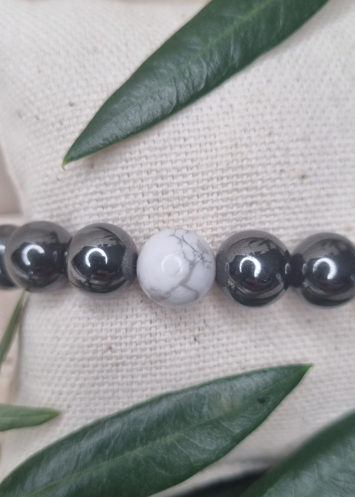 MAGNETIQUE Bracelet hématite aimantée et howlite