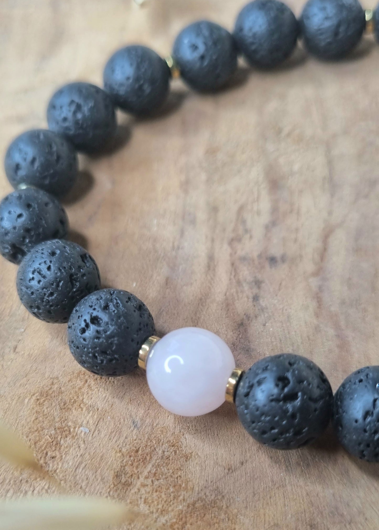 FORCE TRANQUILLE Bracelet pierre de lave, quartz rose et hématite dorée