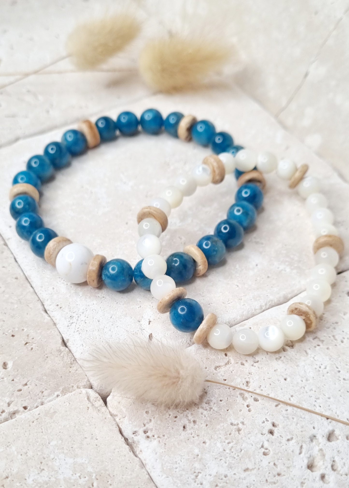 CALME-CONFIANCE-SERENITE Duo de bracelets apatite, howlite, nacre blanche