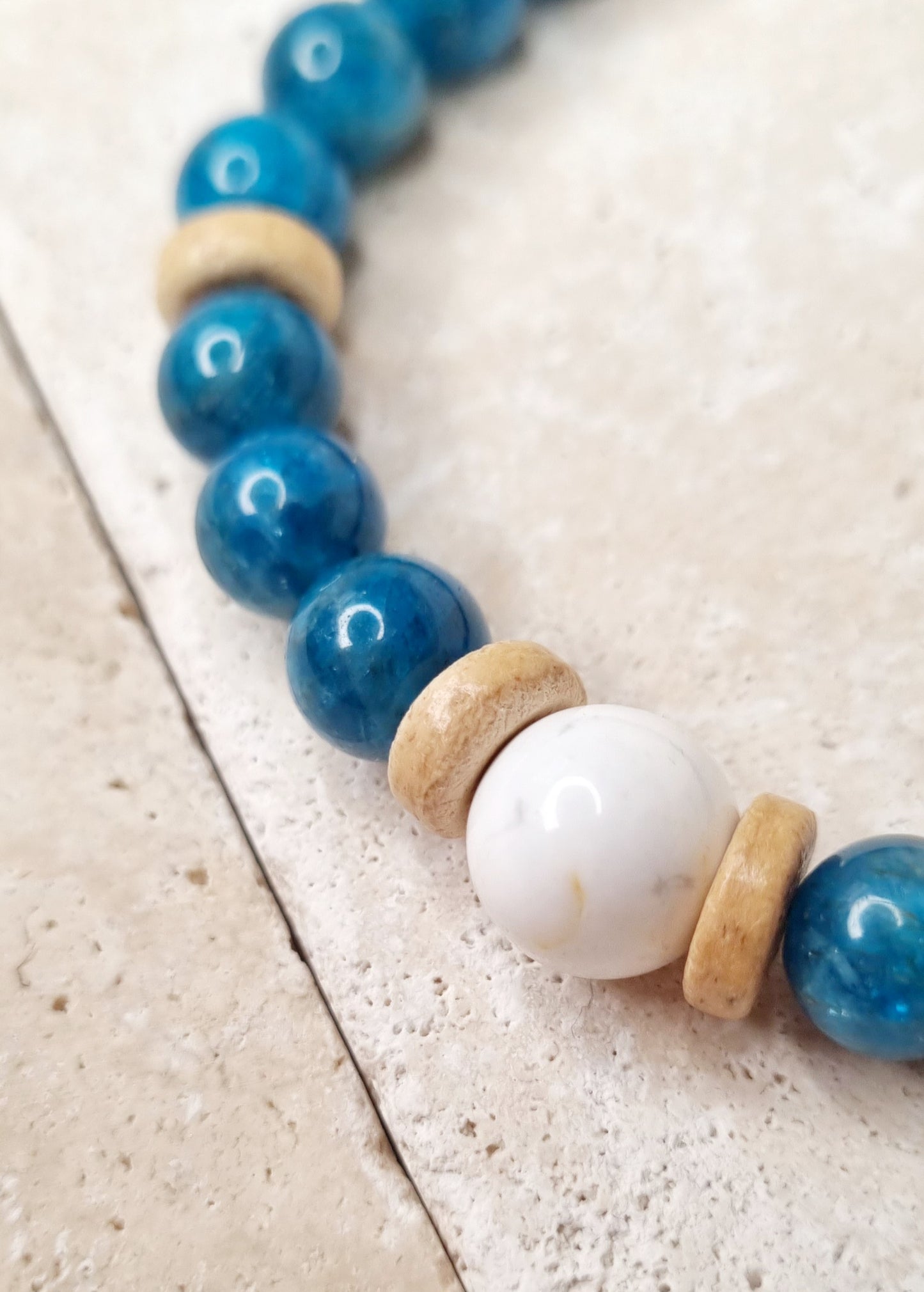 TRANQUILLE Bracelet en apatite bleue, howlite et coco naturelle
