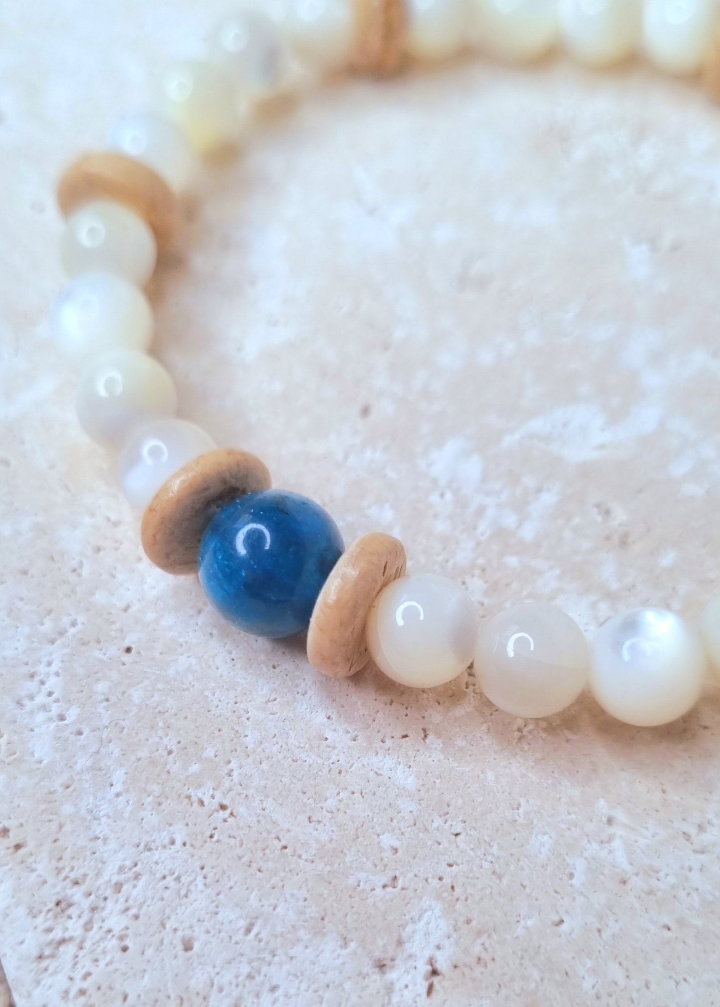 IRISEE Bracelet en nacre blanche, apatite et coco naturelle.